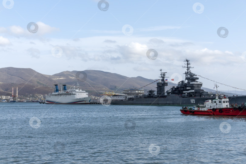 Скачать Новороссийск, Россия - 18 августа 2023 года. Крейсер "Михаил Кутузов" и дельфины, Черное море, порт, Краснодарский край, Новороссийск. фотосток Ozero