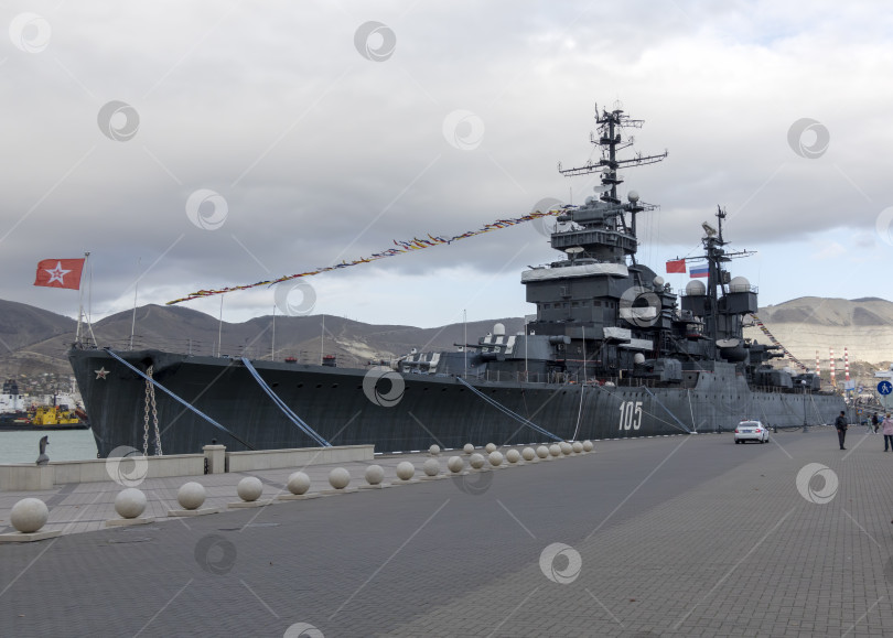 Скачать Новороссийск, Россия - 18 августа 2023 года. Крейсер "Михаил Кутузов" и дельфины, Черное море, порт, Краснодарский край, Новороссийск. фотосток Ozero