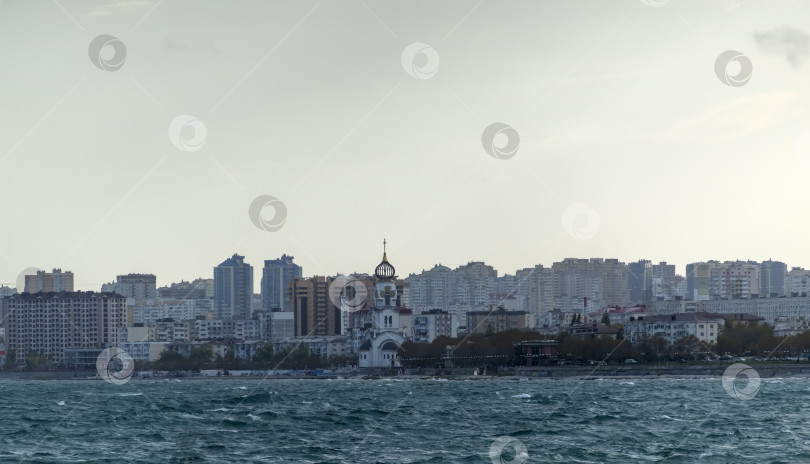 Скачать Новороссийск, Россия 28 августа 2024 года Церковь святых Петра и Февронии Муромских чудотворцев на набережной Новороссийска на побережье Черного моря фотосток Ozero