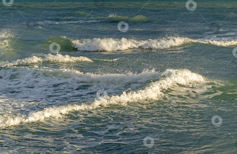 Скачать Вид на бурный морской пейзаж с волнами и Черным морем фотосток Ozero