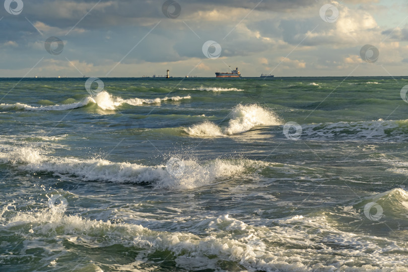Скачать Вид на бурный морской пейзаж с волнами и Черным морем фотосток Ozero