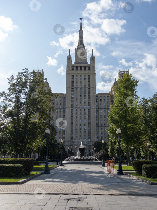 Скачать Россия. Москва. 18 августа 2022 года. Здание небоскреба на Кудринской площади фотосток Ozero
