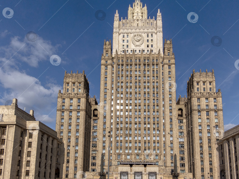 Скачать МОСКВА - 27 сентября: здание Министерства иностранных дел 27 сентября 2024 года в Москве, Россия фотосток Ozero