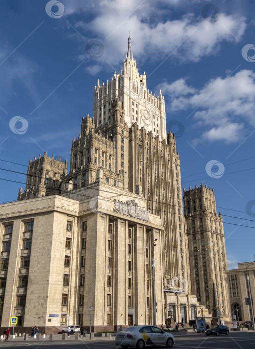 Скачать МОСКВА - 27 сентября: здание Министерства иностранных дел 27 сентября 2024 года в Москве, Россия фотосток Ozero