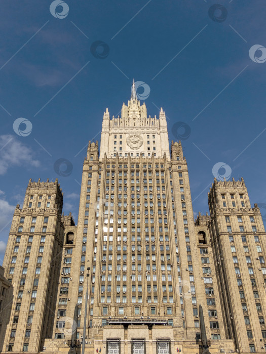Скачать МОСКВА - 27 сентября: здание Министерства иностранных дел 27 сентября 2024 года в Москве, Россия фотосток Ozero