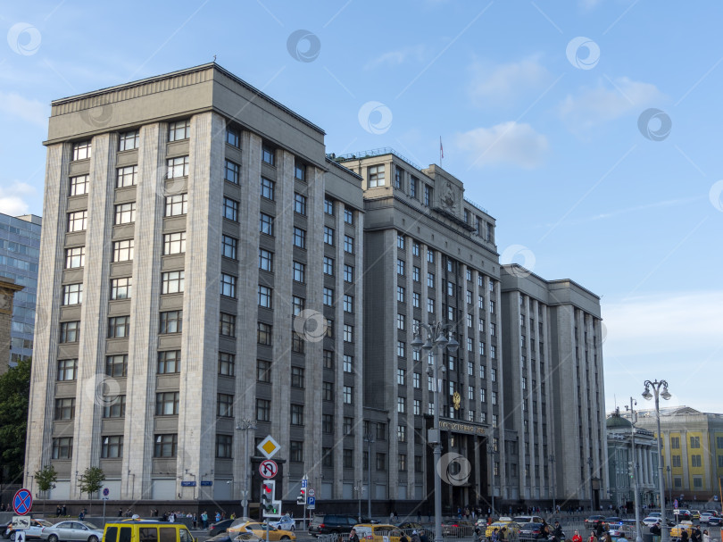 Скачать МОСКВА - 15 июня 2024 года: Фасад Государственной Думы, здания Парламента Российской Федерации, достопримечательность в центре Москвы фотосток Ozero