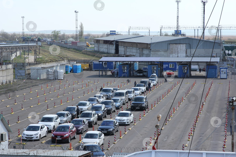 Скачать КЕРЧЬ, КРЫМ - 29 июня 2018 года : Очередь из автомобилей на паромную переправу Крым - материковая часть России, порт Крым - порт Кавказ фотосток Ozero