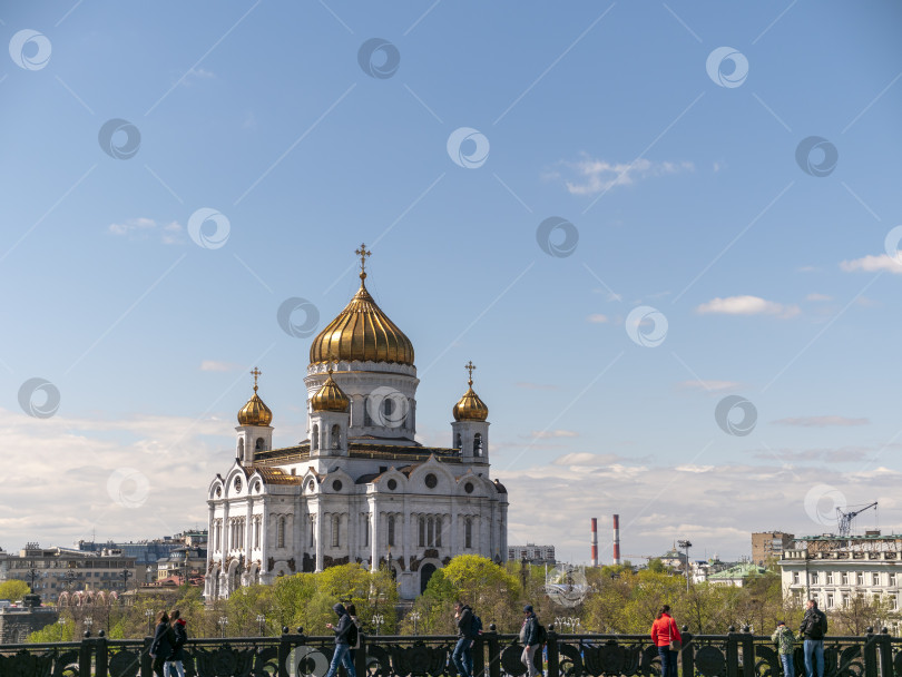 Скачать МОСКВА - 17 МАЯ 2024 года: Православный храм Христа Спасителя в весенний день 17 мая 2024 года в Москве, Россия фотосток Ozero