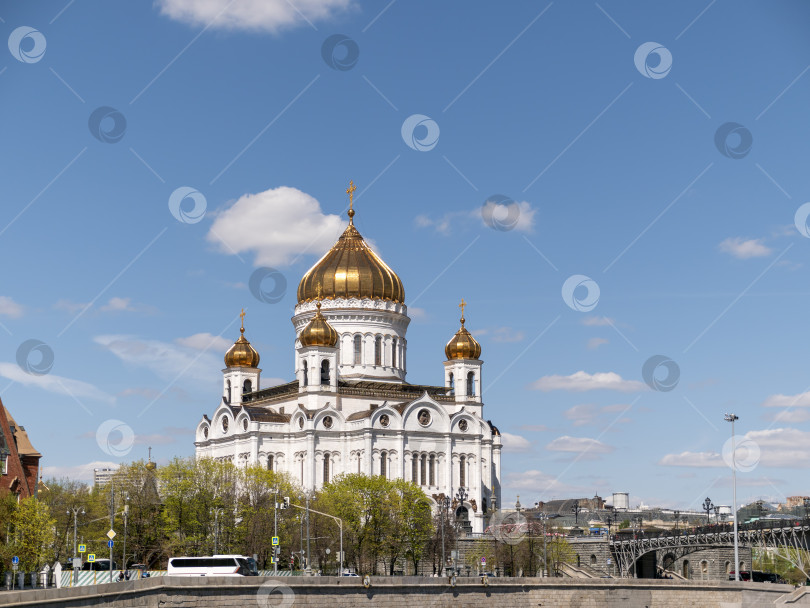 Скачать МОСКВА - 17 МАЯ 2024 года: Православный храм Христа Спасителя в весенний день 17 мая 2024 года в Москве, Россия фотосток Ozero