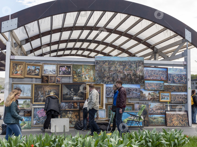 Скачать МОСКВА, РОССИЯ - 22 мая 2023 года: Вернисаж на реконструированной Крымской набережной. Распродажа картин фотосток Ozero