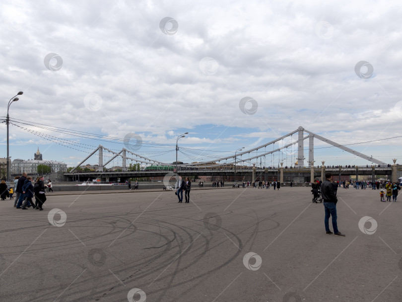 Скачать МОСКВА, РОССИЯ - 22 мая 2022 года: Вид на Крымский мост в Москве из парка Горького, популярной туристической достопримечательности и места для прогулок в Москве фотосток Ozero