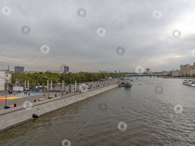 Скачать МОСКВА, РОССИЯ - 22 мая 2022 года: Вход с набережной в Парк Горького в Москве, вид сверху с Крымского моста весенним днем фотосток Ozero