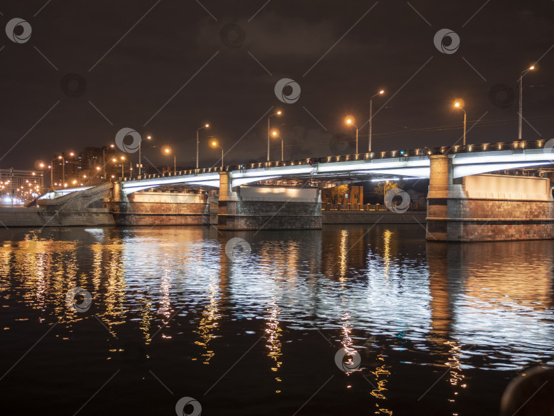Скачать Россия. МОСКВА - 5 ноября 2024 года. Набережная Москвы-реки. Большой Каменный мост в Кремле фотосток Ozero