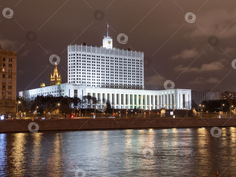 Скачать МОСКВА - 14 октября: Дом правительства в Москве, Россия, ночью 14 октября 2024 года в Москве, Россия фотосток Ozero