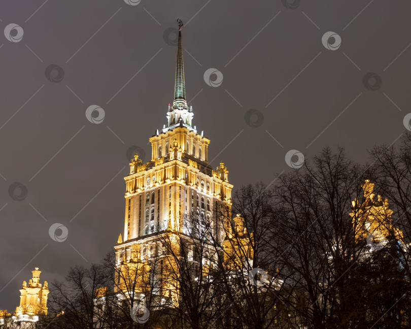 Скачать МОСКВА - 14 октября: 14 октября 2024 года в Москве, Россия, в здании гостиницы "Украина", построенном в стиле сталинской эпохи. фотосток Ozero