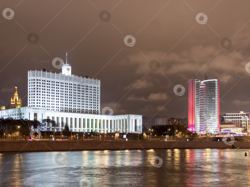 Скачать МОСКВА - 14 октября: Дом правительства в Москве, Россия, ночью 14 октября 2024 года в Москве, Россия фотосток Ozero