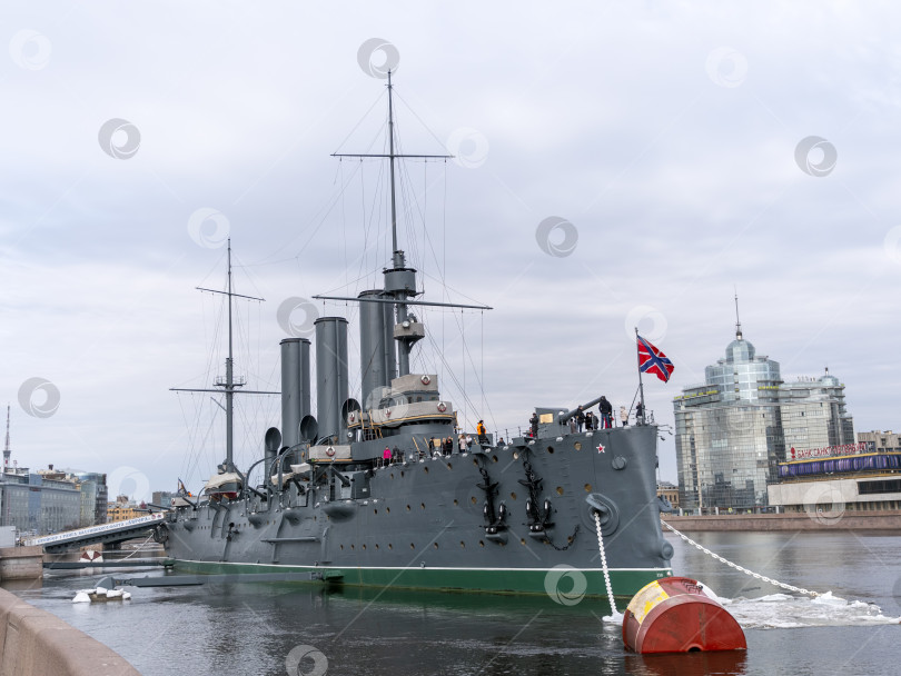 Скачать САНКТ-ПЕТЕРБУРГ, РОССИЯ, 10 марта 2023 года: Крейсер "Аврора". Корабль пришвартован на Петроградской набережной и является музеем. На носу установлен военно-морской флаг России фотосток Ozero