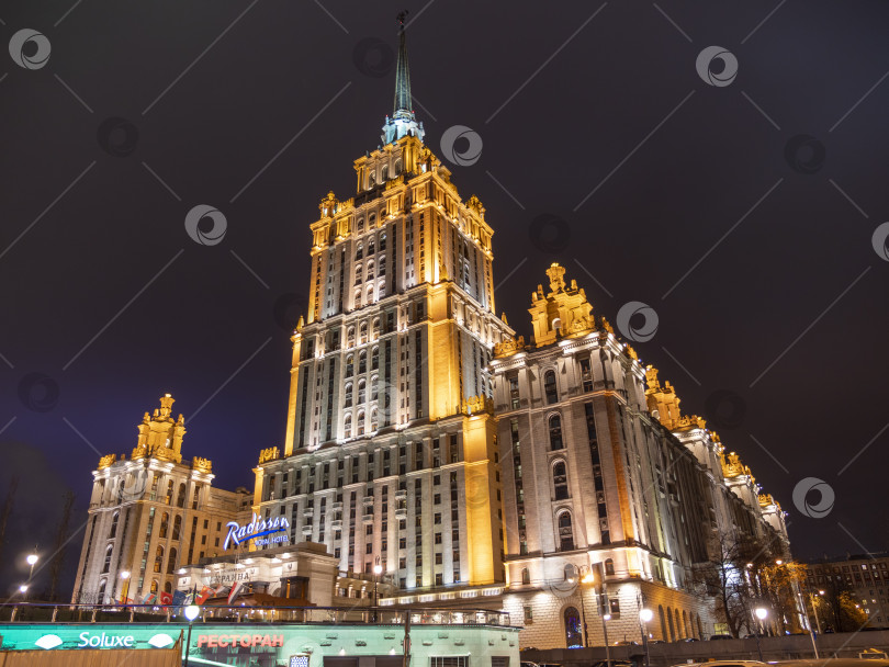 Скачать МОСКВА - 14 октября: 14 октября 2024 года в Москве, Россия, в здании гостиницы "Украина", построенном в стиле сталинской эпохи. фотосток Ozero