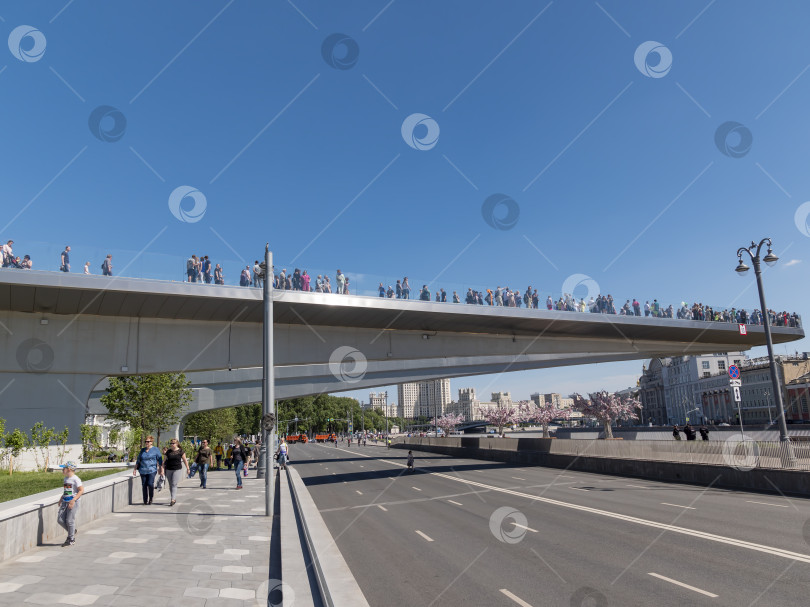 Скачать МОСКВА - 25 июня: Фрагмент парящего моста в парке Зарядье в Москве на фоне неба 25 июня 2019 года в Москве, Россия. фотосток Ozero