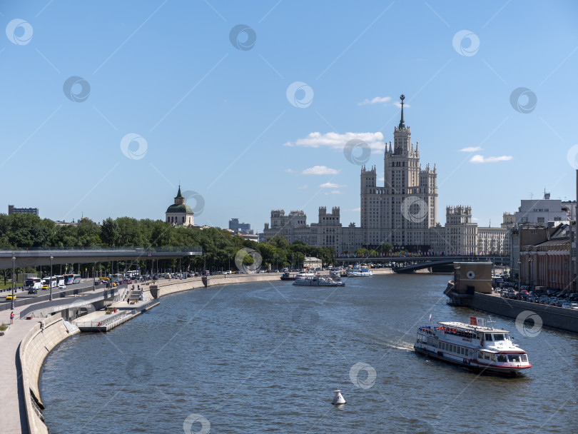 Скачать МОСКВА - 25 июня: Фрагмент парящего моста в парке Зарядье в Москве на фоне неба 25 июня 2019 года в Москве, Россия фотосток Ozero