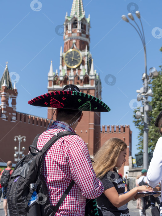 Скачать МОСКВА - 15 июня 2018 года: Фанаты Чемпионата мира по футболу в Мексике в своих типичных костюмах на улицах 15 июня 2018 года в Москве, Россия. фотосток Ozero
