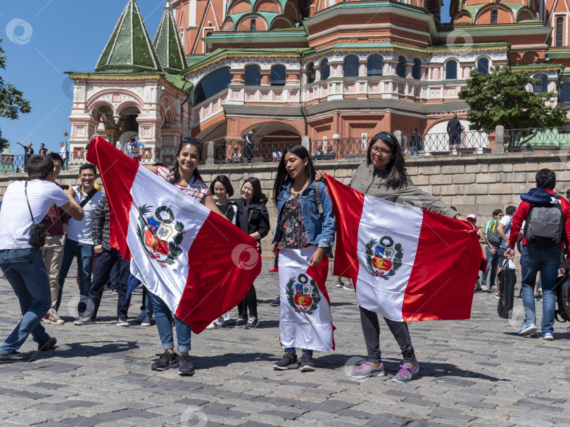 Скачать МОСКВА - 20 июня 2018 года: Фанаты Чемпионата мира по футболу в Перу с флагами и в своих типичных костюмах на улицах 20 июня 2018 года в Москве, Россия. фотосток Ozero