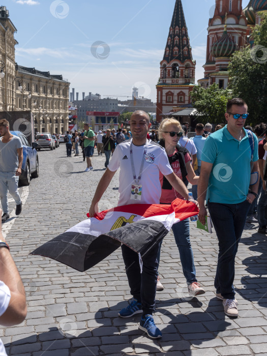 Скачать МОСКВА - 17 июня 2018 года: Фанаты Чемпионата мира по футболу в Египте с флагами и в своих типичных костюмах на улицах 17 июня 2018 года в Москве, Россия. фотосток Ozero