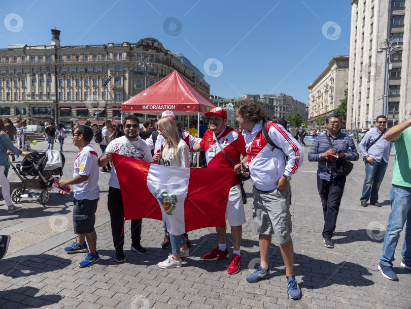 Скачать МОСКВА - 20 июня 2018 года: Фанаты Чемпионата мира по футболу в Перу с флагами и в своих типичных костюмах на улицах 20 июня 2018 года в Москве, Россия. фотосток Ozero