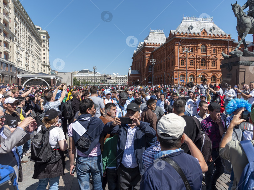 Скачать МОСКВА - 15 июня 2018 года: Фанаты Чемпионата мира по футболу в Мексике в своих типичных костюмах на улицах 15 июня 2018 года в Москве, Россия. фотосток Ozero