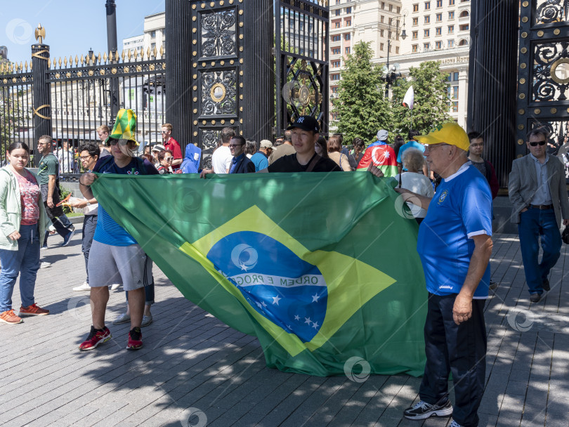 Скачать МОСКВА - 17 июня 2018 года: Фанаты Чемпионата мира по футболу в Бразилии с флагами и в своих типичных костюмах на улицах 17 июня 2018 года в Москве, Россия. фотосток Ozero