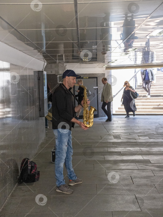Скачать Москва, Россия, 14 мая 2024 года: Уличные музыканты Московского духового оркестра на Арбате фотосток Ozero