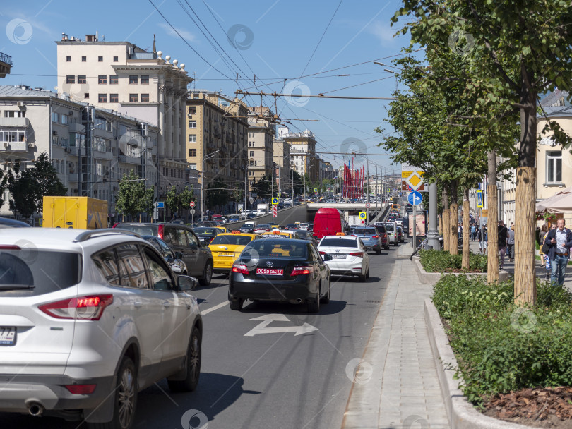 Скачать МОСКВА - 21 сентября 2024 года: Автомобильное движение на Садовом кольце. Смоленская площадь. Район Арбат фотосток Ozero