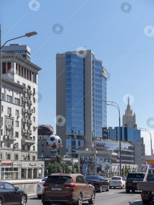 Скачать Москва, Россия, 03 июня 2024 года, торговый центр Lotte Plaza и реклама Альфа-банка фотосток Ozero