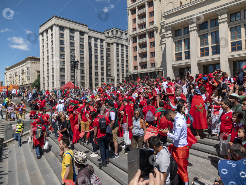 Скачать МОСКВА - 20 июня 2018 года: Фанатики Чемпионата мира по футболу в Марокко с флагами и в своих типичных костюмах на улицах 20 июня 2018 года в Москве, Россия. фотосток Ozero