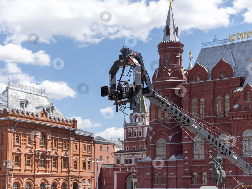 Скачать МОСКВА - 27 июля: Красная площадь Москвы, Исторический музей, телекамера Crane 27 июля 2024 года в Москве, Россия фотосток Ozero
