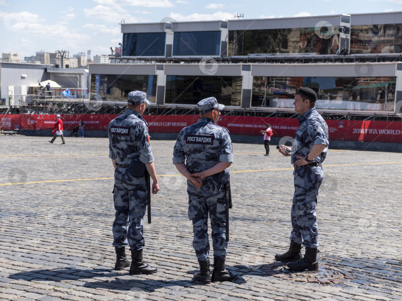 Скачать Москва, Россия - июль 2024 года: солдаты российских вооруженных сил Национальной гвардии патрулируют Красную площадь фотосток Ozero