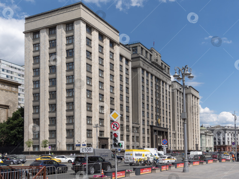 Скачать МОСКВА - 15 июня 2024 года: Фасад Государственной Думы, здания Парламента Российской Федерации, достопримечательность в центре Москвы фотосток Ozero