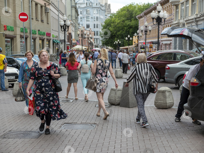 Скачать МОСКВА - 27 июля: Проведите людей по Старому Арбату 27 июля 2024 года в Москве, Россия. фотосток Ozero