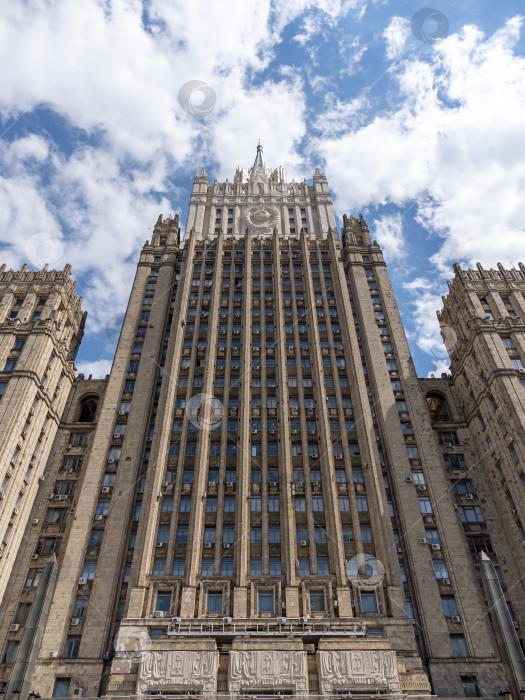Скачать МОСКВА - 27 сентября: здание Министерства иностранных дел 27 сентября 2024 года в Москве, Россия фотосток Ozero
