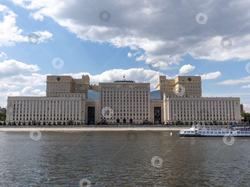 Скачать МОСКВА, РОССИЯ - 21 мая 2015 года: штаб-квартира Министерства обороны России на Фрунзенской набережной в Москве, Россия. фотосток Ozero