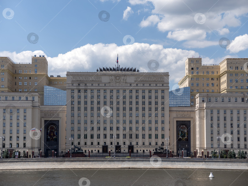 Скачать МОСКВА, РОССИЯ - 21 мая 2015 года: штаб-квартира Министерства обороны России на Фрунзенской набережной в Москве, Россия. фотосток Ozero