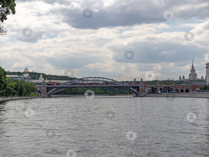 Скачать Москва, Россия, 14 мая 2024 года: Вид на набережную Москвы-реки, Андреевский мост и круизные лайнеры фотосток Ozero