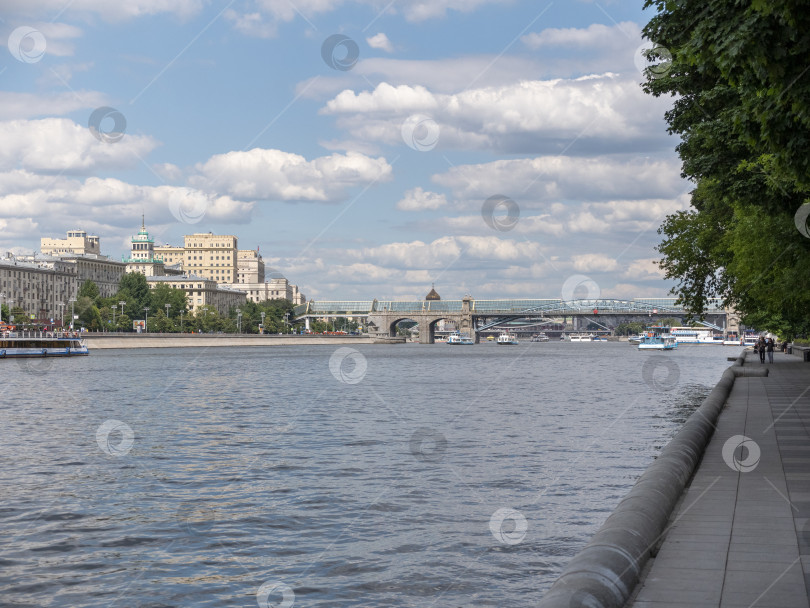Скачать Москва, Россия, 14 мая 2024 года: Вид на набережную Москвы-реки, Пушкинский мост и круизные лайнеры фотосток Ozero