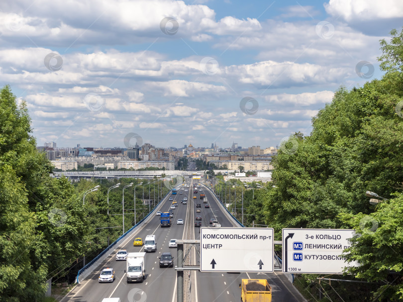 Скачать Россия, Москва, 23 мая 2020 года, Лужнецкий мост метро "Лужники" на Воробьевых горах фотосток Ozero