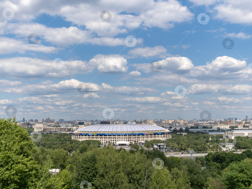 Скачать Россия, Москва, 23 мая 2024 года, стадион "Лужники" в Москве, вид со смотровой площадки Воробьевых гор фотосток Ozero