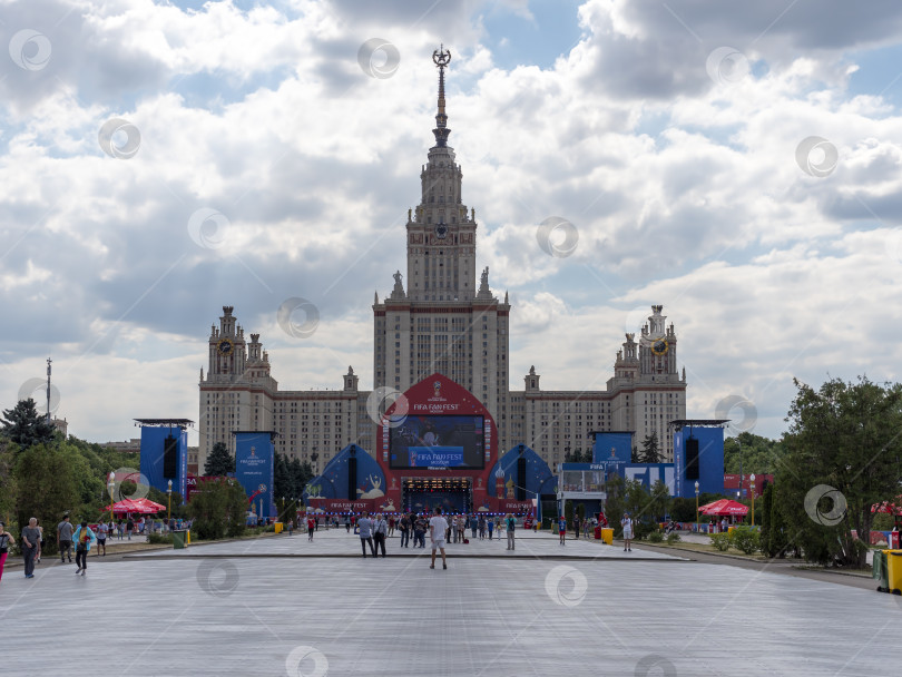 Скачать МОСКВА, РОССИЯ - 22 июля 2021 года: Московский государственный университет (МГУ) с высоким шпилем, устремленным в небо фотосток Ozero