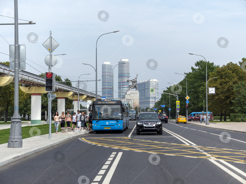 Скачать Москва, Россия - 14 мая 2024 года: Фотосъемка автобусной остановки возле Выставки достижений народного хозяйства ВДНХ фотосток Ozero