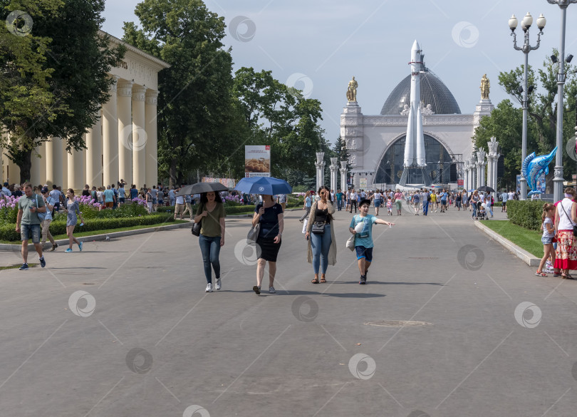 Скачать МОСКВА, РОССИЯ - 23 апреля 2024 года: Ракета-носитель "Восток" в павильоне "Космос" на ВДНХ. Гуляющие москвичи и туристы фотосток Ozero