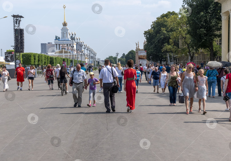 Скачать МОСКВА, РОССИЯ - 23 апреля 2024 года: Историческая архитектура времен СССР на ВДНХ в Москве в солнечный зимний день фотосток Ozero