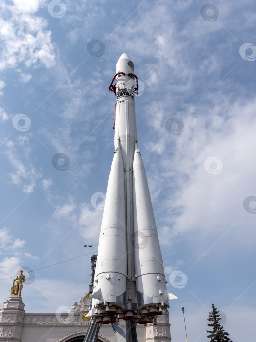 Скачать МОСКВА, РОССИЯ - 23 апреля 2024 года: Ракета-носитель "Восток" в павильоне "Космос" на ВДНХ. Гуляющие москвичи и туристы фотосток Ozero